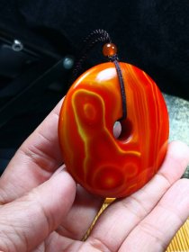 玛瑙吊坠，玛瑙平安扣，“火焰纹”，雄浑大气，直径达到5.7厘米，独特缠丝“祥云”玛瑙平安吊坠，资源枯竭“缠丝玛瑙扣住平安”吊坠，独特，极品黄金蚕丝玛瑙吊坠，可遇不可求，极为罕见，珍贵，稀有，“情思平安扣吊坠”，纹理漂亮，温润如玉，冰透红润，完美品相，个性配饰极美收藏价值无限