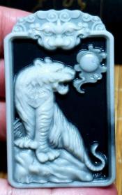玛瑙吊坠，玛瑙吊牌，“风云人物”纯天然“太极阴阳”玛瑙“猛虎出山”，原矿天然玛瑙，赏心悦目，生机盎然，非常有意境，有特点，好料稀少，稀有，极为罕见，万里挑一可遇不可求，纯天然“黑白阴阳”玛瑙，天然形成，这料非常少，玉化极好，古代贡品，非常稀有，珍贵，难得，收藏和佩戴的珍品，可遇不可求的珍品，极品，孤品