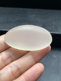 宝石光，稀有白色宝石光籽料，精品地表料白色月亮宝石光，33克重，稀有，珍贵，“白月光色宝石光”宝石级33克重，完美，难得“肉质油润 颜色非常俏丽 形状饱满厚实 肉质细腻，手感细腻光滑，颜色漂亮，打灯透光，值得永久收藏