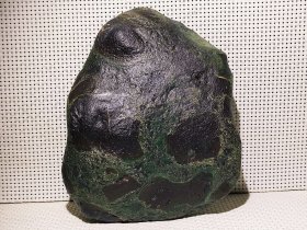 陨石原石，“稀有月球橄榄陨石蛋”独特，独特，黑绿陨，陨石原石，资源枯竭“强磁性橄榄陨”原石，6.2斤重，绿黑色基质，燃烧痕迹明显，极品也，极为罕见，稀有，非常经典的陨石极品“绿黑色基质陨石，温润细腻，，极为罕见，珍贵，稀有，精美，难得，可做镇馆之宝