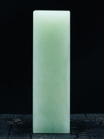 竹叶青印章，石质油润而雅静，印章尺寸好，完好无裂，颜色纯度好，岁月之包浆，是篆刻，收藏极品，质地极好，颜色纯正，结晶通体，雕工精细，美观精致，完整无裂，收藏篆刻佳品，极品稀有玉印章，极为罕见可遇不可求值得永久收藏