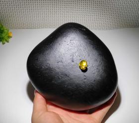 陨石原石，纯天然极品“黑绿宝陨石”纹路独特，重约2.3斤，强磁性，“神鸟蛋”极为罕见“黑绿宝”石铁陨石，非常难得“石铁陨石”原石，质地细腻，温润如玉，极品收藏，可遇不可求，强磁性，绝世珍品镇店之宝