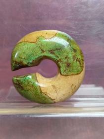 红山文化，红山玉器，红山玉玦，独特“绿铜沁”，稀有，极品红山古玉玦，典型标本古玉玦，极为难得，大道至简，古朴厚重，包浆醇厚，沁色自然，神韵非常，浆光四溢，极其难得，为红山玉器中的珍品，孤品，神品，可遇不可求，可做镇馆之宝