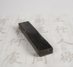 远古木化石镇纸，“黑金丝楠树木化石镇纸”玉化极好，纯天然“太阳辉纹乌金木化石”原石，“黑乌金桂花树木化石纹路独特”，温润如玉料这样的极为罕见，可遇不可求，玉化极好，种水十足，肉质细腻，“极为罕见桂花树木化石”玉质细腻温润，俏色精美，“纹路独特”，品相完美，肉质细腻干净，冰感充足，种老起荧光 油性十足，品质好，值得永久珍品，可遇不可求，极好收藏