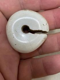 古董，史前玉器，史前鸡骨白古玉器，红山玉玦，红山鸡骨白玉玦极其罕见，红山鸡骨白玉玦，红山“性崇拜”象形玉玦，千古神韵，古朴厚重，大道至简，包浆醇厚，沁色自然，极品收藏，可遇不可求，绝世珍品