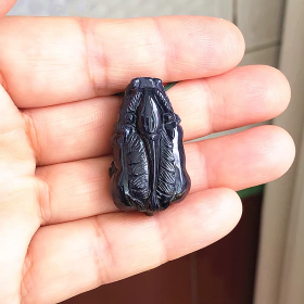 蓝宝石吊坠，独特昌乐蓝宝石籽料圆雕“貔貅吊坠”，财富和富甲一方的象征，独特蓝宝石貔貅吊坠，极其难得，稀有，珍贵，顶级蓝宝石有纯天然生长纹，色带更显天然，弥足珍贵，极品蓝宝石貔貅吊坠，霸气四射，高端大气上档次，难得一件珍品，值得永久收藏