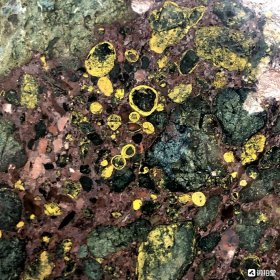 陨石原石，极品陨石原石，独特“黄金圈球粒陨”特大块头大约8.3斤重，原石大自然的鬼斧神工，可遇不可求，极品也，纯天然极品“黄金圈”原石，七彩独特陨石籽料，极品收藏，可遇不可求，绝世珍品象形陨石一块，可遇不可求，极品收藏