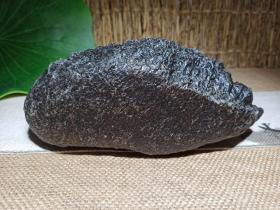 陨石原石，红宝石陨石原石，顶级红宝石橄榄陨石原石，顶级陨石，极品陨石，天降“定向红宝石”陨石，大块头2斤重，难得一见“红宝石陨石”，弱磁性，极为罕见，难得，非常稀有，形状好看，自然形成、包浆完整，硬度高，比重大，精品一枚！，可遇不可求的天降陨石，可做镇馆之宝，值得永久收藏