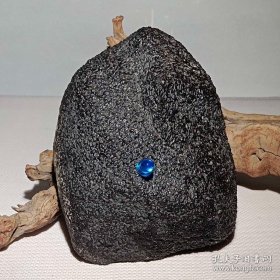 陨石原石，黑龙纹陨石原石，“黑龙纹陨石之王”8斤重，独特，像形黑龙纹乌金“纹路独特”极为罕见，稀有，非常经典的陨石极品“龙纹乌黑发亮”龙纹黑乌金，温润细腻，黑乌金龙纹陨石，有微弱磁性，极为罕见，珍贵，稀有，精美，难得，可做镇馆之宝