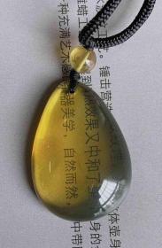 琥珀吊坠，极品琥珀吊坠，缅甸金蓝珀吊坠，特色“黄金”珀吊坠，自然又灵动的感觉，给人一种宁静高贵的美感！“金蓝拍”极美，极为罕见，稀有，珍贵，琥珀温润细腻可遇不可求值得永久收藏