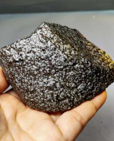 陨石原石，稀有陨石奇石“鱼仔纹陨石”，带磁性，带有色泽黄金沁色色、石质细腻、是非常漂亮的天然原石，富含负氧离子！，极为罕见，珍贵，稀有，精美，难得，可做镇馆之宝