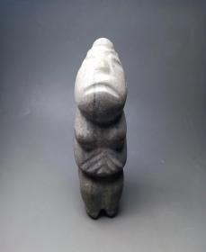 红山石器，史前石器，原始人磨制石器，红山“部落首领”，“红山原始人”，史前石器“神人”，古朴神韵，大道至简，器型极为罕见，远古石器，红山文化石器原始人，大汶口文化，龙山文化，红山文化陨石器，红山部落原始人，包浆醇厚，浆光四溢，沁色自然，神韵十足，红山石器中之珍品，孤品，神品，可遇不可求，难得一见，国宝级