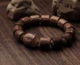 龙血金丝桶珠手串，龙血金丝手链，路路通，纹路独特，极品，顶级，可以让事业一帆风顺，少走弯路，龙血金丝也代表着平安吉祥。，光滑细腻，温润无比，可遇不可求，百年难得一件，极为罕见十分难得，收藏和佳品