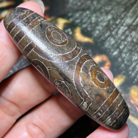 天眼天珠，藏传千年古天珠，独特“七眼天珠”雄浑厚重，可遇不可求的绝世珍宝，“数字七极为不平凡的数字，一周七天，创造天地用了七天是个吉祥完美的数字”千古神韵，神秘图腾清晰、沁色自然，包浆醇厚浓郁有风化痕迹沧桑，橘皮纹细腻，唯美泌色 ，色泽古朴大气，可谓天珠收藏的珍品，孤品，神品，可遇不可求，是无数古天珠收藏家梦寐以求的极品天珠
