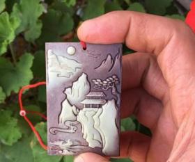 紫袍玉吊牌，纯天然顶级紫袍“日出东方”，寓意事业发达，有一番大作为，天然极品紫袍玉俏色雕“日出东方”吊坠，玉质细腻，珠子形态饱满，日出东方，大国崛起，事业发达，温润细腻玉质，精品极为难得，收藏珍品