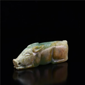 古玉猪握，汉代玉猪握，绝世珍品汉代玉猪握，包老保真，大开门，几千年风雨沧桑风化纹，沁色独特，光气极好，一眼可见其所载传承千年，包浆纯厚，沁色自然，神秘玉猪握，汉代王侯将相才会拥有的古玉器珍品，孤品，神品，神韵十足，可遇不可求，难得一见，真正的古老玉猪握，可做镇馆之宝