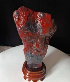 鸡血石极品，“贵州鸡血石”资源枯竭，只是低调不为人知，温润细腻，不亚于昌化鸡血石，只是知道的人少，质地细腻，《鸡血石》，重达1800克极为稀有难得，血多，血鲜艳可遇不可求值得永久收藏