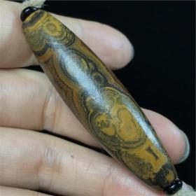 天珠，古天珠，极品九页岩天珠，包浆纯厚，沁色自然，“九页岩龙纹天珠”温润发亮，极为罕见，千年难得一遇“纯天然古天珠”，沁色自然，岁月侵蚀  韶华流转 成就沧桑 ，非常罕见，可谓天珠收藏的珍品，孤品，神品，可遇不可求，是无数古天珠收藏家梦寐以求的极品天珠