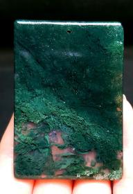玛瑙吊坠，玛瑙吊牌，独特，青青水草，极品“一片碧绿”吊牌，极品，可遇不可求，纯天然“青青水草”玛瑙吊牌，原矿天然玛瑙，赏心悦目，生机盎然，非常有意境，有特点，好料稀少，稀有，极为罕见，万里挑一可遇不可求，纯天然极品绿水草玛瑙，天然形成，风景如图！这料非常少，玉化极好，古代贡品，非常稀有，珍贵，难得，收藏和佩戴的珍品，可遇不可求的珍品，极品，孤品
