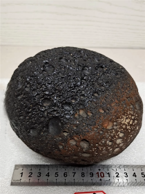 陨石原石，雷公墨陨石，特大田雷公墨陨石原石，陨石冲击玻璃流星陨，内部乌黑，“天降珍宝天鹅蛋雷公墨”特大雷公墨陨石原石，重达6.6斤，可遇不可求的天降陨石，可做镇馆之宝，值得永久收藏