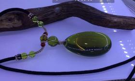 琥珀吊坠，独特，缅甸纯天然琥珀吊坠，“帝王绿”琥珀吊坠，收藏级“帝王绿”琥珀吊坠，温润细腻，纯洁无瑕，纯天然帝王绿琥珀吊坠，可遇不求，绝世珍宝