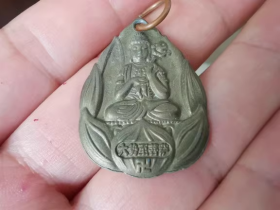古玩，古董，好似明代大势至菩萨吊坠，大势至菩萨摩诃萨是西方极乐世界无上尊佛阿弥陀佛的右胁侍者，又尊称大精进菩萨，与无上尊佛阿弥陀佛，以及阿弥陀佛的左胁侍观世音菩萨合称为“西方三圣”，温润无比，质地细腻，资源枯竭，鬼斧神工，佩戴收藏佳品