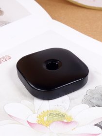 墨玉吊坠，墨玉平吊坠，漆黑如墨,色浓质细，坚致温润，油润内敛。“黑如漆,凝如脂”,具有“黑羊脂”之称，独特，珍贵，稀有，极品墨玉雄浑大气平安扣，极品墨玉厚重大气“四季发财墨玉”吊坠，黑金刚墨玉吊坠，极品收藏和佩戴珍品，大师工艺，温润墨青色，工艺精湛，鬼斧神工，大气磅礴，男人霸气侧漏，收藏之极品