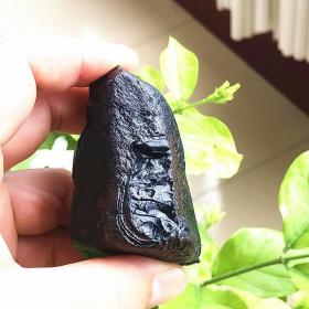 蓝宝石原石，蓝宝石裸石，国家级蓝宝石，特大块头190克重，“特殊蓝宝石原石”极为罕见，非常稀有，非常难得，极高收藏价值，国家级宝石，质地细腻，极为稀有罕见，沁色自然，鬼斧神工，包浆温润，收藏之极品，国宝级