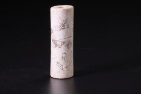 史前玉管，红山鸡骨白玉管，器型独特，红山鸡骨白“独特符号玉管”，红山文化，红山玉器，符号独特，极为难得，红山独特玉管，史前玉管可做吊坠佩戴，大道至简，古朴厚重，包浆醇厚，沁色自然，神韵非常，浆光四溢，极其难得，为红山玉器中的珍品，孤品，神品，可遇不可求，可做镇馆之宝