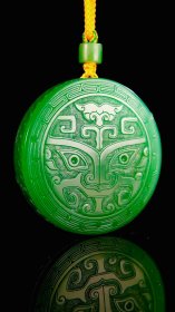 天花板级藏品，名贵雅安绿，结晶，精工博古“良渚神徽”，高品，大尺寸，雅玩，独特，“良渚神徽”极品雅安绿，早期曾经有人出7位数都未舍得出，如今房产需要忍痛割爱，古之和氏璧亦不过如此，名贵雅安绿，绿味很好，绿的诱人，凭它的魅力吸引很多人对它的喜爱，在市场上占了一席之地，未来价值不可估量，它的价值也是蒸蒸日上！