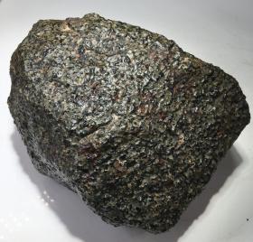 陨石原石，纹路特别，多色橄榄包浆完整，磁性好，石质坚硬，极为罕见，珍贵，稀有，精美，5斤半多重，可做镇馆之宝
