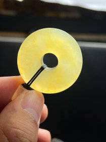 缅黄天然原矿全玉化冰飘黄平安玉璧吊坠，缅黄冰透玉璧吊坠，浑厚大气，器型特殊，沁色自然，包浆纯厚，现在很难见到这样的器型，独特，稀有，难得，极品收藏，可遇不可求，绝世珍品