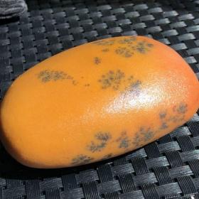 水草花沙漠漆原石，极品“黑水草花”温润，沙漠漆原石，收藏级高品质鸡油黄俏黑草花沙漠漆原石大块头257克重，非常稀有“黑草花”沙漠漆肉质油润 颜色非常俏丽 形状饱满厚实 肉质细腻，极为难得，草花沙漠漆原石，极为稀有，罕见，晶莹剔透，肉质红润，品相一流，质地细腻，非常不错可遇不可求的极品草花沙漠漆原石值得永久收藏