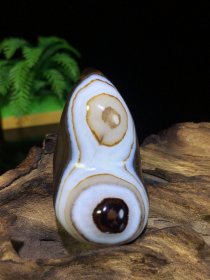 玛瑙奇石吊坠，独特“冰糖玛瑙少妇咪咪吊坠”，极为罕见的“冰糖玛瑙少妇咪咪吊坠”玉化极好，温润细腻，摸着像“女人的咪咪光滑细腻”表皮纹路很漂亮，极为稀有难得，现在很难捡到了收藏佳品，绝世珍宝陨石，可遇不可求。