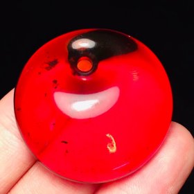 琥珀吊坠，缅甸血珀“时来运转平安扣”吊坠，荧光反应强烈，独特血珀“平安如意”吊坠，是平安转运、雄心和奋斗的象征，琥珀温润细腻可遇不可求值得永久收藏