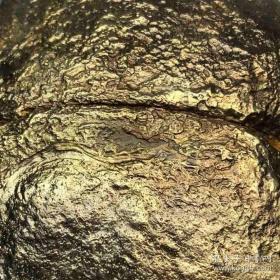 陨石原石，陨金，有磁性，陨金奇石“永不分离”稀有“自然金陨金”陨石原石，“低空高温爆炸陨金块”非常典型“陨金标本”可遇不求，极为罕见，“狗头金”陨石原石，“流光溢彩黄金陨石”，密度高，特大“陨金之王”1.6斤重，自然界极为稀有，可遇不可求，沉甸甸的，气印、气孔、熔壳包浆完整，非常特别，气印与熔流物质形成的色泽流光溢彩，不是黄金胜似黄金！，极为稀有罕见，沁色自然，鬼斧神工，收藏之极品