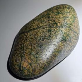 陨石原石，“药王石”陨石，4.6斤重，龙纹独特，“绿藏宝陨石”非常珍贵、稀有、精美，“神秘玉化绿药王石陨石”，气印熔壳燃烧痕迹明显，石型溶壳完整，“纹路独特陨石”，通体龙纹独特，天然纹路，密度大，是非常棒的天然陨石原石，极为稀有罕见，沁色自然，包浆温润，收藏之极品，珍品，孤品，神品，国宝级