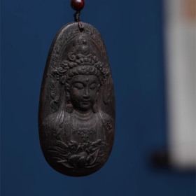 沉香木吊牌，野生沉香吊坠，“大慈大悲观音菩萨”沉香吊坠，印尼达拉干野生沉香黑油结香，底色为棕黑色·油脂成片形成油线环绕珠体·千年难得一遇·尊贵·华丽·香韵进发之感非常强烈·只在常温下品闻·便是花香·蜜香·甘甜韵层次清晰味道醇厚馥郁，原汁原味极为稀有罕见，可遇不可求，百年难得一件，极为罕见十分难得，收藏佳品