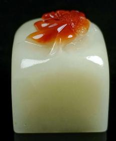 俏色印章，寿山石白芙蓉巧色鱼印章，极为难得，资源枯竭，俏色雕刻，不多见了，极好俏色鱼（连年有鱼）印章，纯天然极为稀有“连年有鱼印章”可遇不可求，“俏色印章”质地细腻，此物只应天上有，人间难得几回闻，极品稀有玉印章，极为罕见可遇不可求值得永久收藏