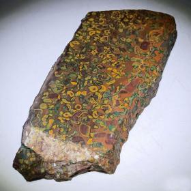 金花玉原石，玉石原石，“金花瓣玉原石”皮壳工整油性好，种老，进化版色料、满色料，大约992克，大面积开窗满花瓣色，品相好，杠味十足，花瓣足，极高收藏价值，可遇不可求的金花瓣玉原石珍品