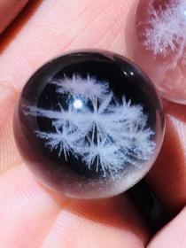 水晶原石，白水晶原石，打磨成珠子“雪花飘飘”前所未有，万里挑一，极品，珍品，孤品也，水冲水晶原石，纯天然水冲白水晶原石，极为稀有难得，象形水晶原石“独特太极图”，水晶奇石“宇宙流”一颗价格，可遇不可求，资源即将枯竭，绝世珍宝，水头充足，非常稀有了，值得永久收藏