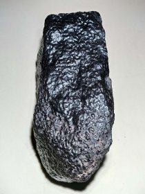 陨石原石，黑龙纹高镍陨石原石，“黑龙纹高镍陨石之王”8斤重，独特，像形黑龙纹乌金“纹路独特”极为罕见，稀有，非常经典的陨石极品“龙纹乌黑发亮”龙纹黑乌金，温润细腻，黑乌金龙纹陨石，有微弱磁性，极为罕见，珍贵，稀有，精美，难得，可做镇馆之宝