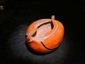 古玩，古董，清代高端艺术品，清代竹根雕“风骚少妇水洗”，沁色自然，包浆纯厚，竹根雕刻把玩件水洗“玉兰花风骚少妇”“鬼斧神工水洗”，俏色雕刻“水洗”原汁原味，极为稀有罕见，可遇不可求，百年难得一件，极为罕见十分难得，把玩高端的美感，帅气，上档次，2020年香港佳士得竹根雕青蛙拍出200多万港币