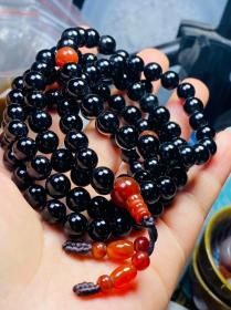 黑玛瑙手链108颗，纯天然真正的极品黑玛瑙手链非常稀有，正圆珠，不要拿染色的来比，那遍地都是，这是真正的天然原色无优化，无高温，更无染色原汁原味的黑玛瑙珠子手链乌黑发亮，尽显男人霸气和不凡可遇不可求值得永久收藏