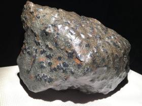 陨石原石，独特陨石，楼兰陨石，石质坚硬，特大块头52斤，“楼兰陨石王”气印熔流明显，特大陨石“陨石之王”，陨石奇石“52斤特大陨石”，非常珍贵、稀有、金美陨石，陨石所具有的能量，地球没有的微量元素，神秘的外太空物质，是玉石、宝石不可企及的，绝世陨石，可遇不可求，收藏珍品，可做镇店之宝