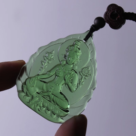 陨石原石吊坠，捷克陨石吊坠，“观音菩萨吊坠”，纹路极美，纯天然浅绿捷克“菩萨”陨石吊坠，神奇能量，质地细腻，温润如玉，极品收藏，可遇不可求，绝世珍品捷克陨石吊坠，值得永久收藏