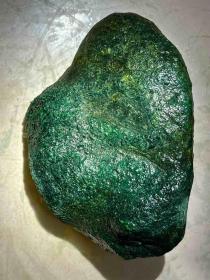 翡翠原石，开窗色料、手镯料，种水十足，色阳色辣，大块头4.8斤重，老坑莫弯基色料原石，料子全身多处爆色，灯打爆水，爆色色阳色辣，冰种味十足，品相佳，钢性好，压手感强，包浆醇厚，沁色自然，皮壳老道，极高收藏价值，实现“一夜暴富”的梦想，可遇不可求的翡翠原石珍品，孤品，神品，可做传家宝，镇馆之宝