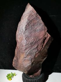 陨石原石，稀有硅化铁陨石原石，稀有“极品硅化铁陨石王”，特大块头22斤重，此陨铁亮度均匀显著，磁性表现微磁场，国外收藏界硅化铁陨石相当昂贵，不断在拍卖场创造价格神话，国内硅化铁陨石还处于萌芽阶段，正是收藏好时机，未来升值潜力无限，盘玩包浆很快，真诚推荐收藏非常稀有，色彩鲜艳，气印熔壳漂，可做镇店之宝