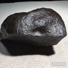 陨石原石，陨石原石，独特纹路，极品神秘纹陨石奇石，象形陨石，“气印陨石”气印层次美轮美奂，熔壳，流线流淌印记自然大气，款型天降大任与此款，神秘水纹流淌，犹如秋色，机缘巧夺一款，极为难得，天降珍宝，可遇不可求这么大的不多了，绝世陨石，可做镇馆之宝，值得永久收藏