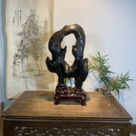 古灵璧石，古收藏家，清代画家改琦收藏“禅石”，清代收藏家收藏象形灵璧奇石“佛龛”，独特形美“宇宙天地人灵璧石”文房清供，造型独特，“神圣佛龛”，可遇不可求的绝世灵璧奇石，洞孔通透，皮壳老辣，包浆醇厚，色彩鲜亮，形体圆润饱满暗藏神韵，色泽苍郁沉静而有历史厚重感，“一石天下奇，以“瘦、皱、透、漏”的千奇百态的外形变化和坚韧、温润、细腻、滑如凝脂和形态逼真而倍受宠爱，绝世珍宝